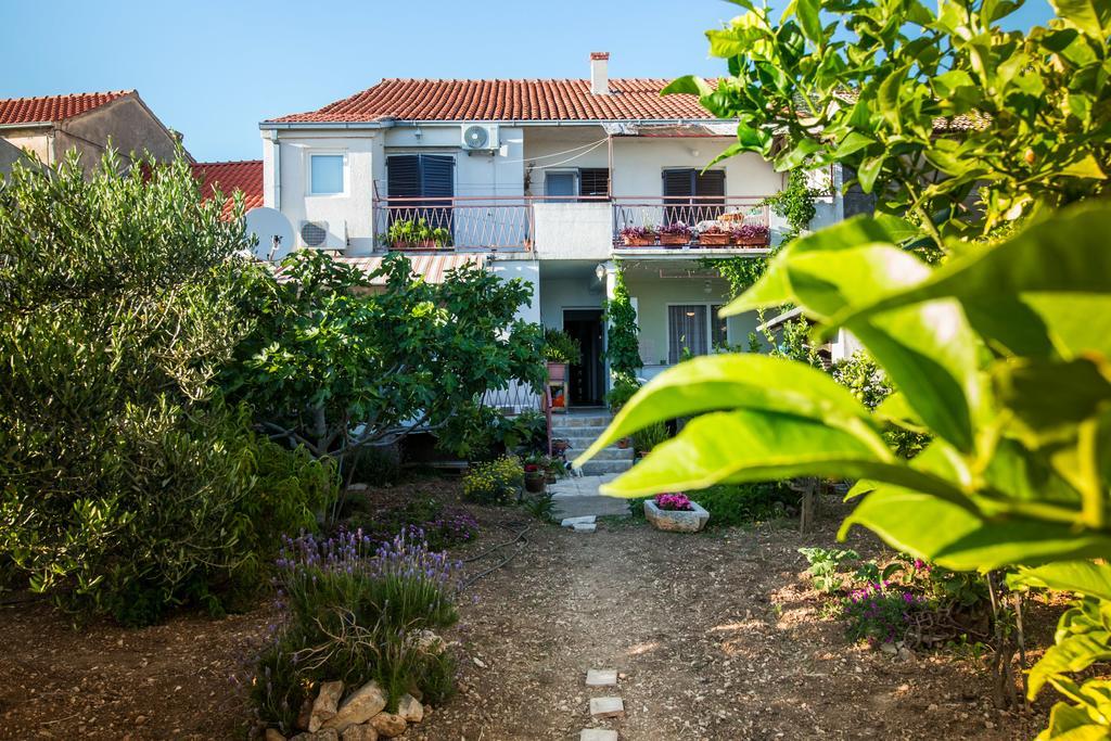 Garden Apartments Komiža Exterior foto