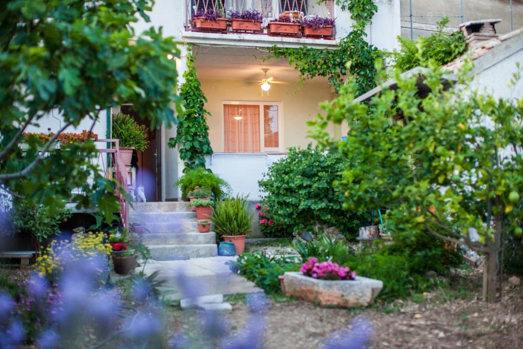 Garden Apartments Komiža Exterior foto